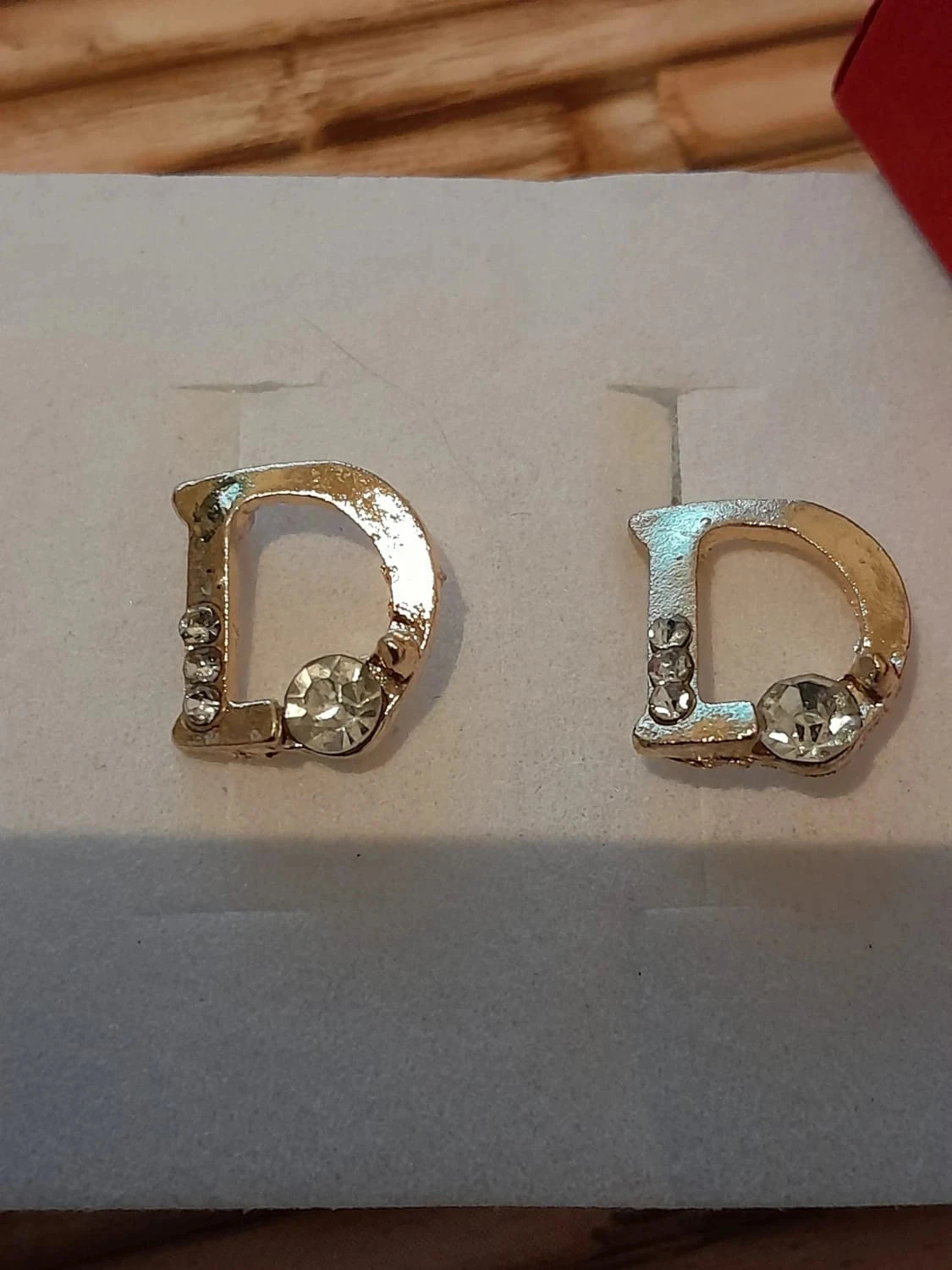 Boucles d'oreilles dorées, lettre D, avec strass – photo 2